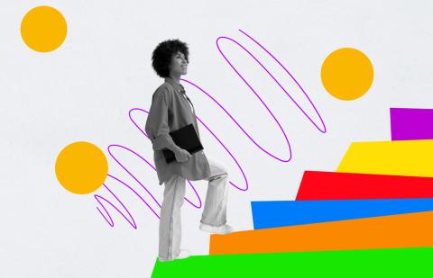 Chica joven subiendo unas escaleras de colores