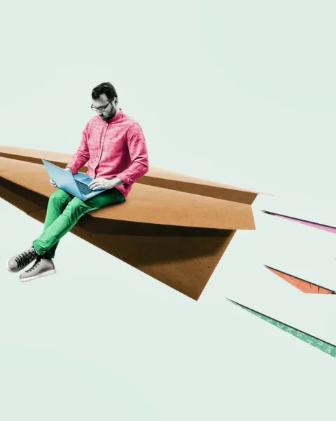 collage hombre sobre avión de papel
